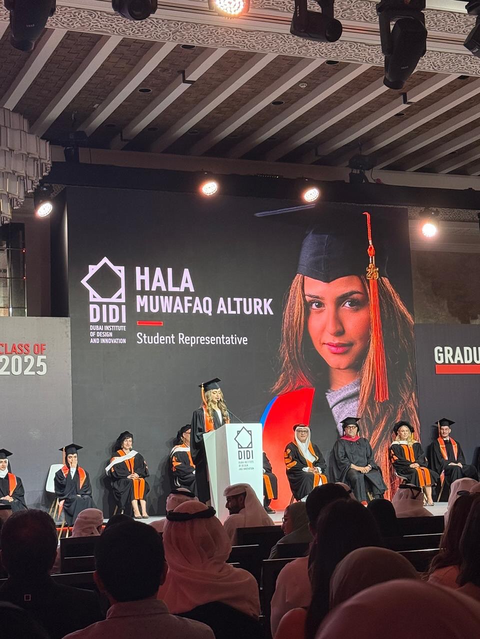 سبب غياب منى السابر عن حفل تخرج ابنتها حلا الترك