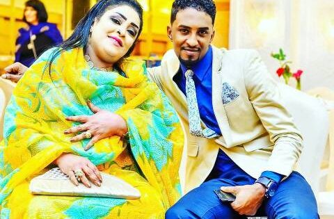 فيديو الفنان محمد بشير يغني لوالدته على المسرح في قطر