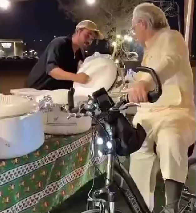 فيديو الأمير الوليد بن طلال على دراجته الهوائية