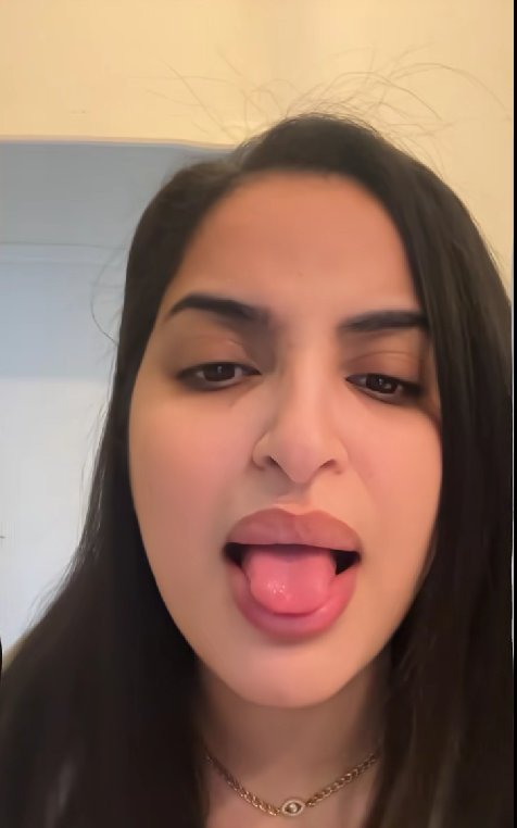 فيديو ام شامبو مع صديقها