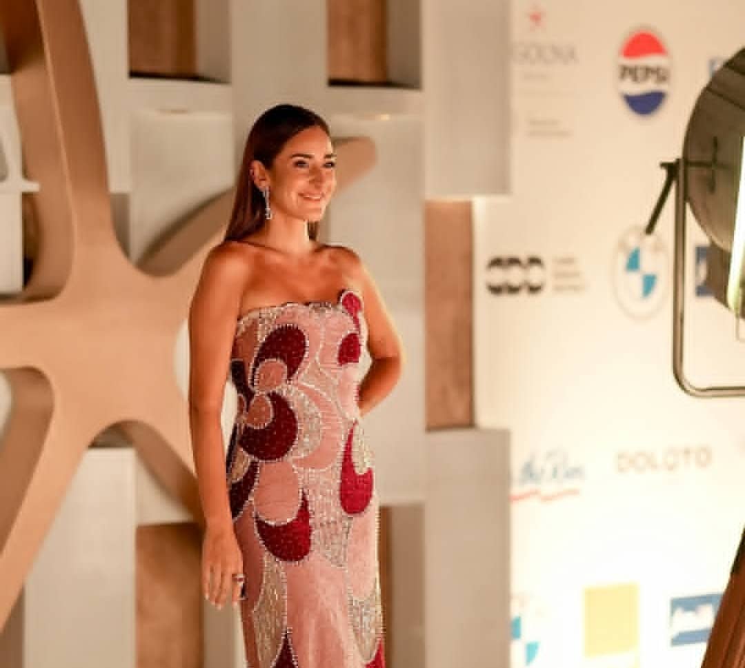 سعر حلق أمينة خليل من زارا 2025