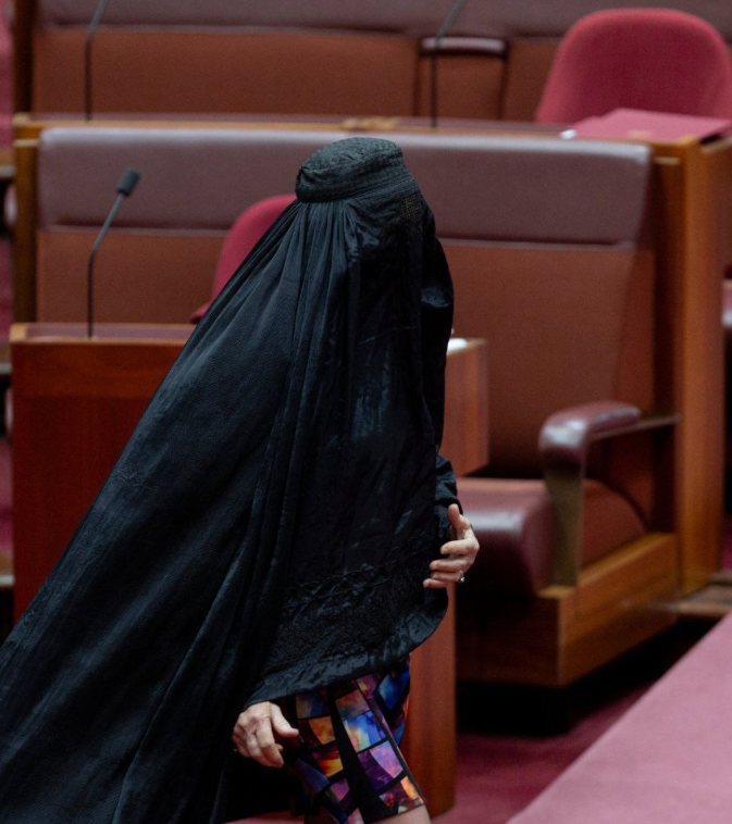 فيديو اقتحام بولين هانسون مرتدية النقاب