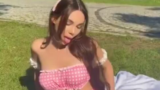 فيديو نايا خوري في المكتبة